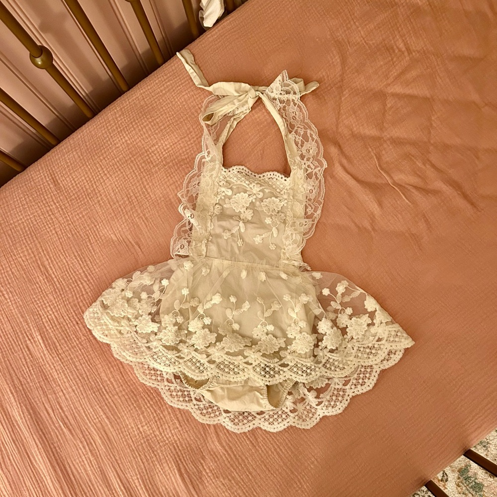 Worn once for pictures, in perfect condition!